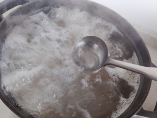 15、黄豆猪脚汤,铸铁锅搁置炉火上，大火开煮，煮开之后撇去浮沫