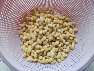 16、黄豆猪脚汤,泡好的黄豆洗净，控干水分