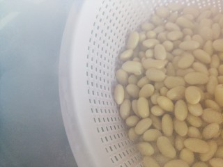 17、黄豆猪脚汤,加入锅内