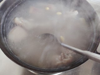 18、黄豆猪脚汤,稍稍搅拌一下
