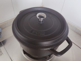 19、黄豆猪脚汤,盖上锅盖，小火煮两小时