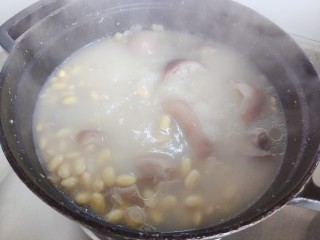 20、黄豆猪脚汤,两个小时之后，看，奶白色的汤，正！