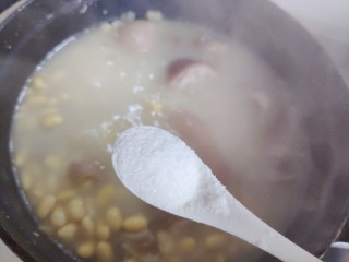 21、黄豆猪脚汤,加适量细盐