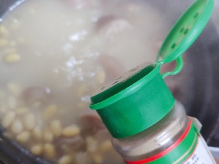 22、黄豆猪脚汤,加少许胡椒粉，搅拌均匀
