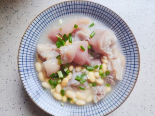 23、黄豆猪脚汤,装碗，撒上小葱，即可