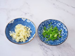 2、简易版油泼面,蒜切末，葱切葱花备用