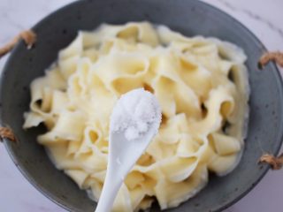 5、简易版油泼面,加入盐