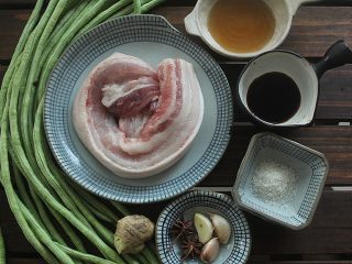 1、豆角焖肉,准备好材料；