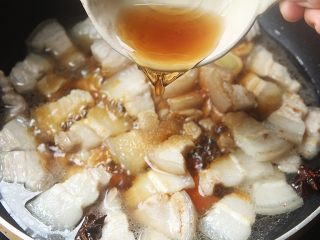 11、豆角焖肉,倒入料酒大火烧开后小火焖煮15分钟；