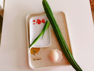 1、丝瓜蛋汤,食材准备好