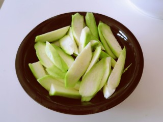 3、丝瓜蛋汤,切斜刀块