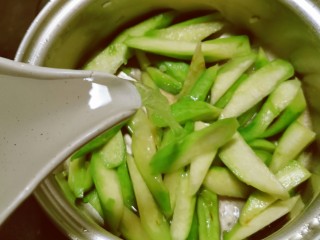 8、丝瓜蛋汤,倒入2碗清水 大火煮开 转中小火将丝瓜煮熟