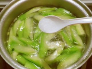 9、丝瓜蛋汤,放入盐