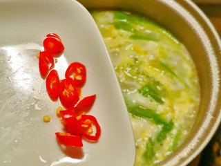 14、丝瓜蛋汤,放入红尖椒