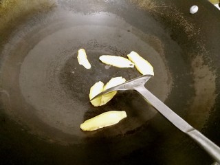 8、豆腐鲫鱼汤,煮豆腐的时候来煎鱼。煎锅里放入姜片，用锅铲压着姜片滑动，滋一下锅。