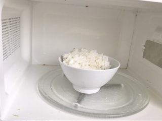 3、香甜米饭-葱香粢饭糕,放微波炉里叮1分钟。这是为了让米饭变软同时受热能够粘稠。