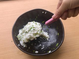 9、香甜米饭-葱香粢饭糕,直到像这样能一勺挽起整一块就好了。