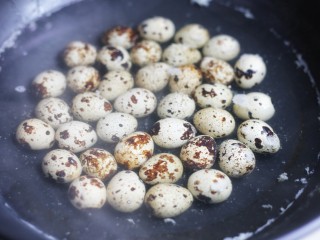 2、年夜饭必备之腰缠万贯,鹌鹑蛋凉水下锅煮3分钟至熟。