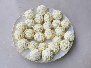 5、年夜饭必备之腰缠万贯,用鲜面条将鹌鹑蛋不规则地包裹起来。
