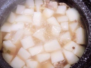 14、白萝卜羊肉汤,白萝卜已经炖好了，颜色非常好看。