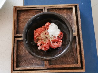 4、韩国海带汤,放入淀粉 胡椒粉 半汤匙生抽