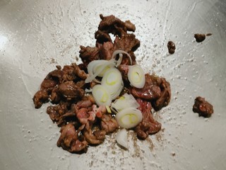 10、韩国海带汤,放入葱片增香 