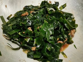 13、韩国海带汤,继续翻炒