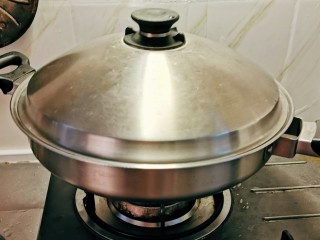 15、韩国海带汤,盖好锅盖 焖煮 水烧开后转小火焖煮