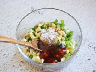 3、凉拌秋葵,加入盐，生抽，蚝油，辣椒油，都放碗中