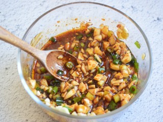 4、凉拌秋葵,拌匀