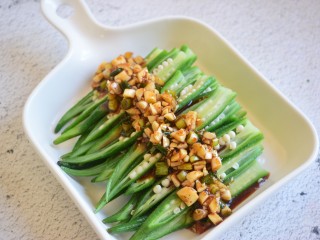 9、凉拌秋葵,加入料汁