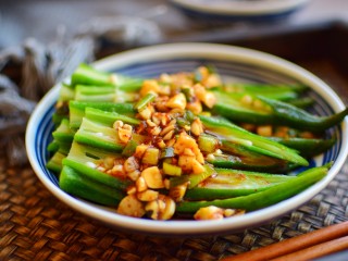 10、凉拌秋葵,放辣椒即可