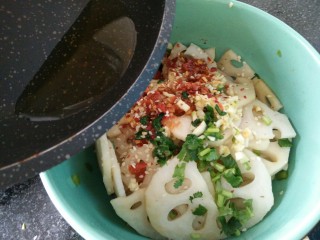 13、凉拌麻辣藕片,花椒过滤出来，把热油浇在调料上面