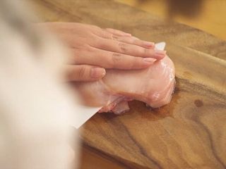 1、香煎鸡胸肉,用小木槌轻轻捶打鸡胸肉，然后用刀剖为两半，然后再次捶打；