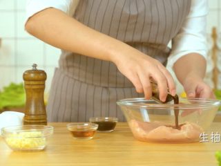 2、香煎鸡胸肉,加入生抽