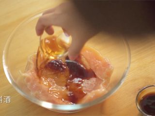 3、香煎鸡胸肉,加少量料酒