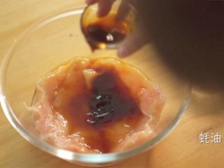 4、香煎鸡胸肉,加少量蚝油