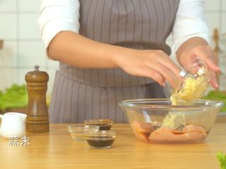 5、香煎鸡胸肉,倒入少量蒜末