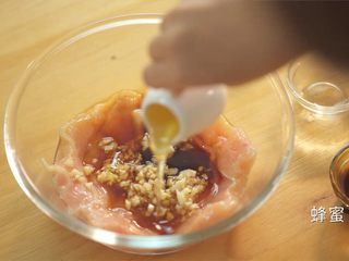 6、香煎鸡胸肉,加入适量蜂蜜