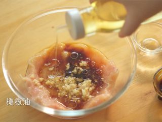 7、香煎鸡胸肉,加适量黑胡椒再倒入少许橄榄油