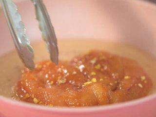 9、香煎鸡胸肉,锅中煎至一面微焦后翻面