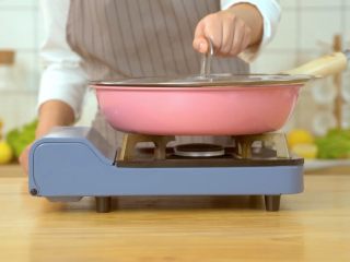 11、香煎鸡胸肉,盖上锅盖焖10分钟