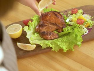 12、香煎鸡胸肉,挤上少许柠檬汁便可享用了