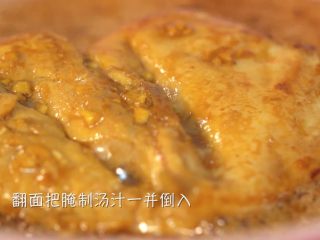 10、香煎鸡胸肉,倒入腌制酱汁