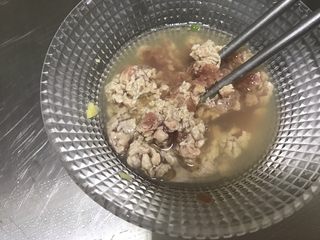 5、西湖牛肉羹,倒入沸水，注意是沸水刚刚煮开的