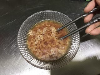 6、西湖牛肉羹,用筷子搅拌出血水，这样是为了让汤更清爽