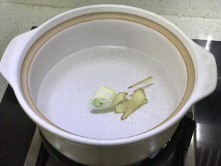 10、西湖牛肉羹,锅中放入适量的水，有高汤最佳，加入大葱段和姜片煮开