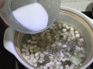 14、西湖牛肉羹,加入水淀粉，边到边用筷子朝一个方向搅拌