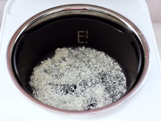 6、青口火腿青菜粥,先把臻米脱糖蒸汽养生饭煲里的内胆和甑锅冲洗干净，把浸泡好的大米和糯米平铺在甑锅里。