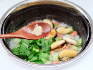 14、青口火腿青菜粥,再加入胡椒粉提味，盖上锅盖继续煮至剩下的5分钟，蒸汽养生饭煲会自动跳入保温状态。